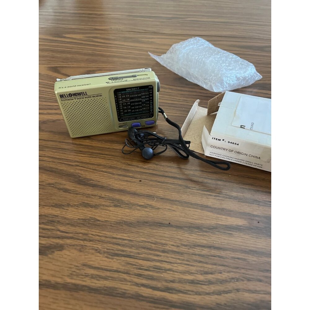 Bell + Howell FM/MW/Sw9 band world  receiver portable radio NOS